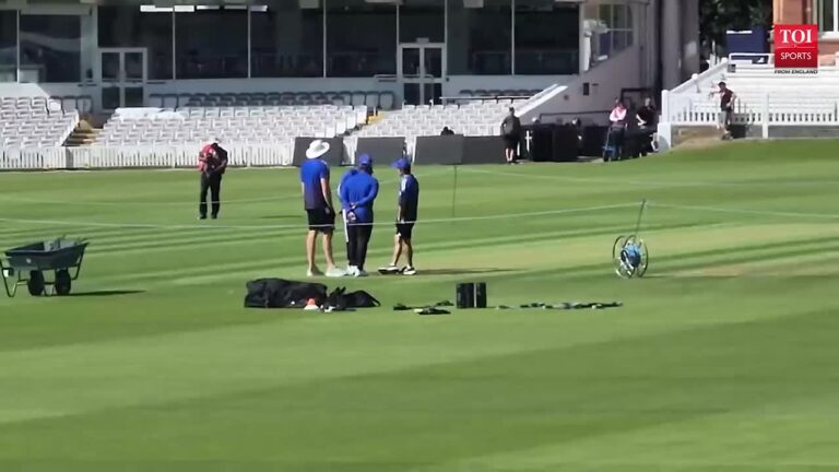 Intense chat of Gautam Gambhir with coaching staff