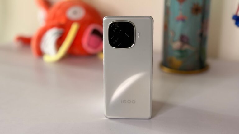 5 Best camera phones under 30000 to buy during Amazon Great Freedom Festival sale